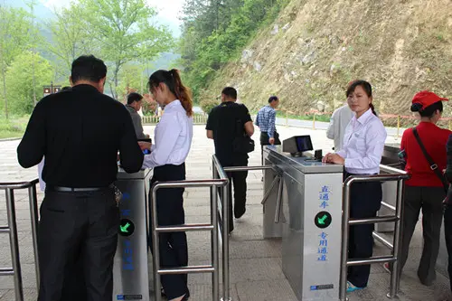 那么景區(qū)通道閘如何選擇？景區(qū)通道閘選擇要注意哪些問題？